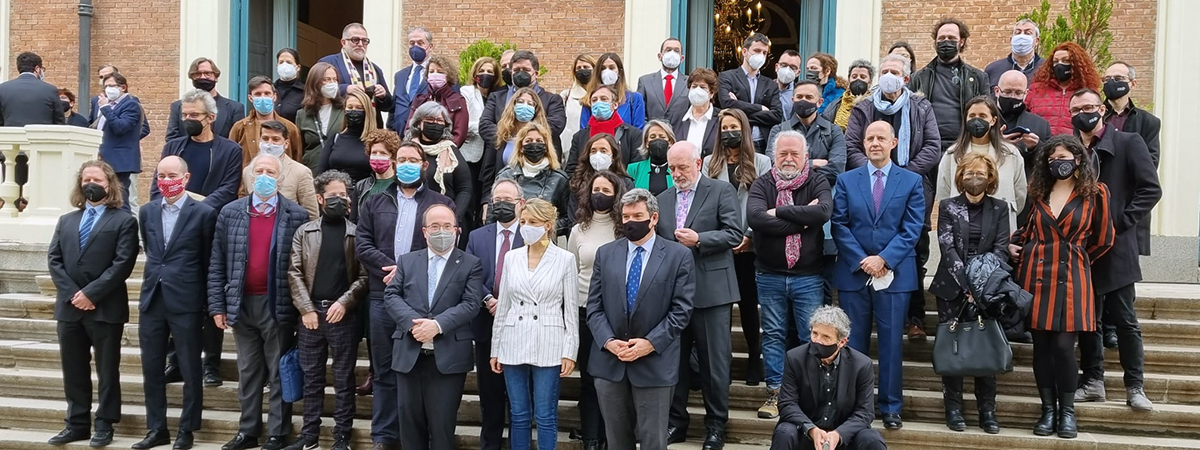 Foto de familia tras la presentación del Estatuto del artista