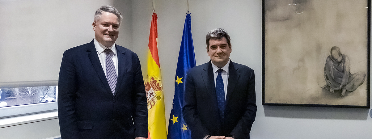 El ministro Escrivá junto al secretario general de la OCDE