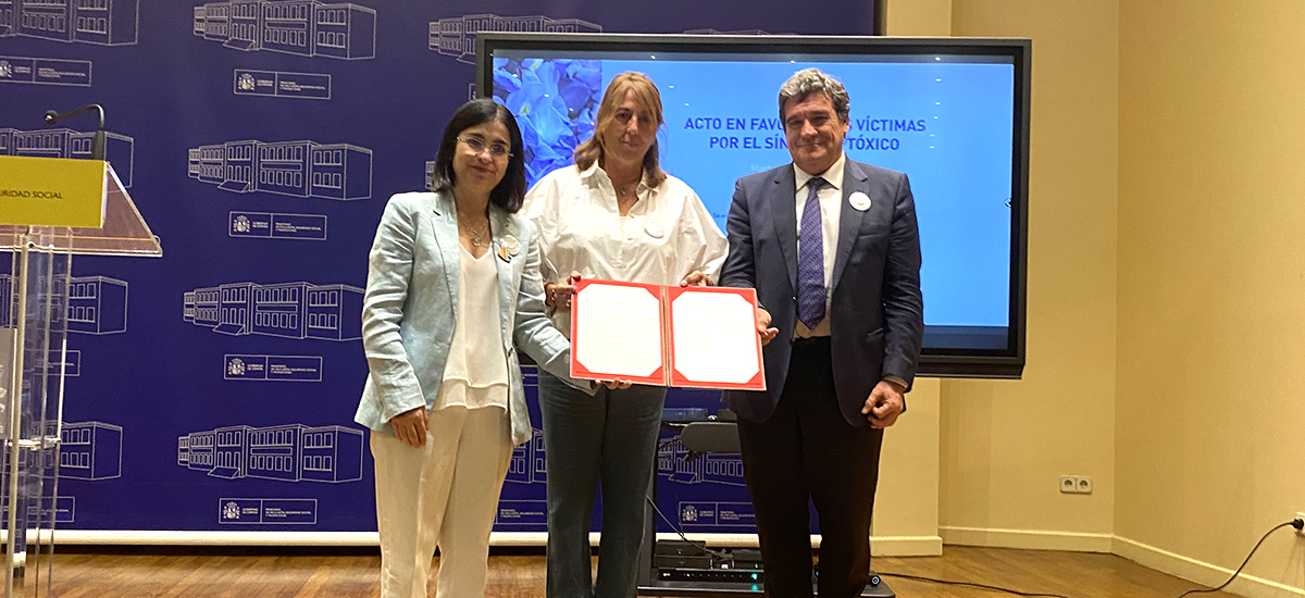 Escrivá y Darías entregan la declaración de apoyo y reconocimiento del Gobierno a los afectados por el Síndrome del Aceite Tóxico