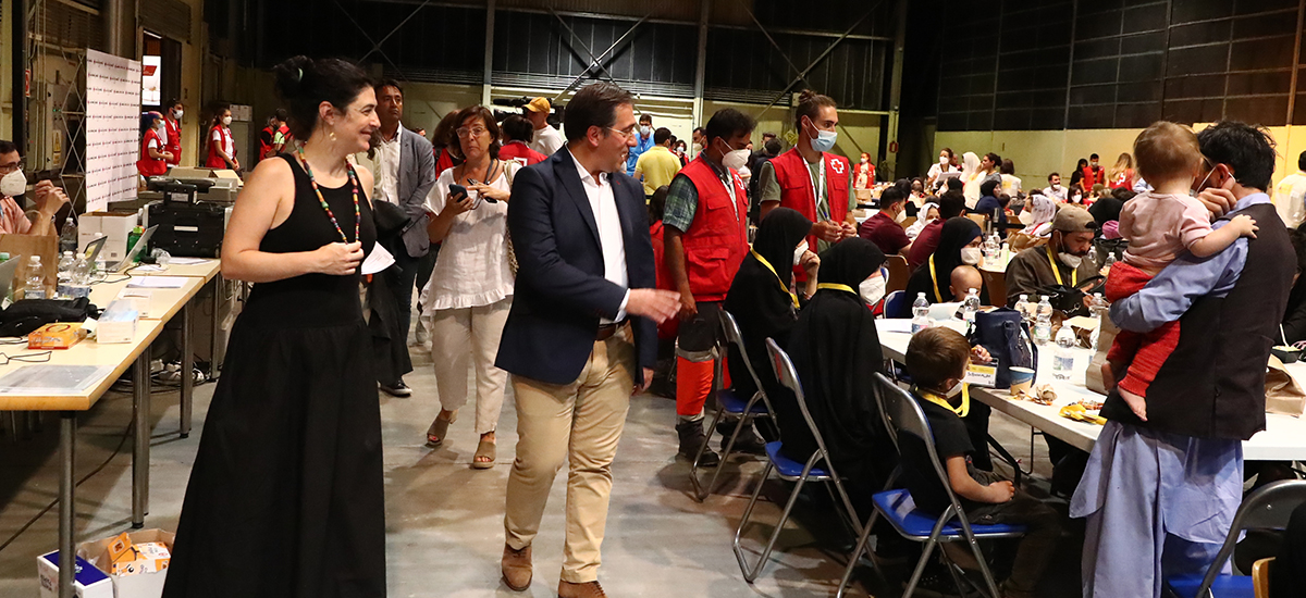 José Manuel Albares e Isabel Castro han recibido en Torrejón a 294 colaboradores afganos