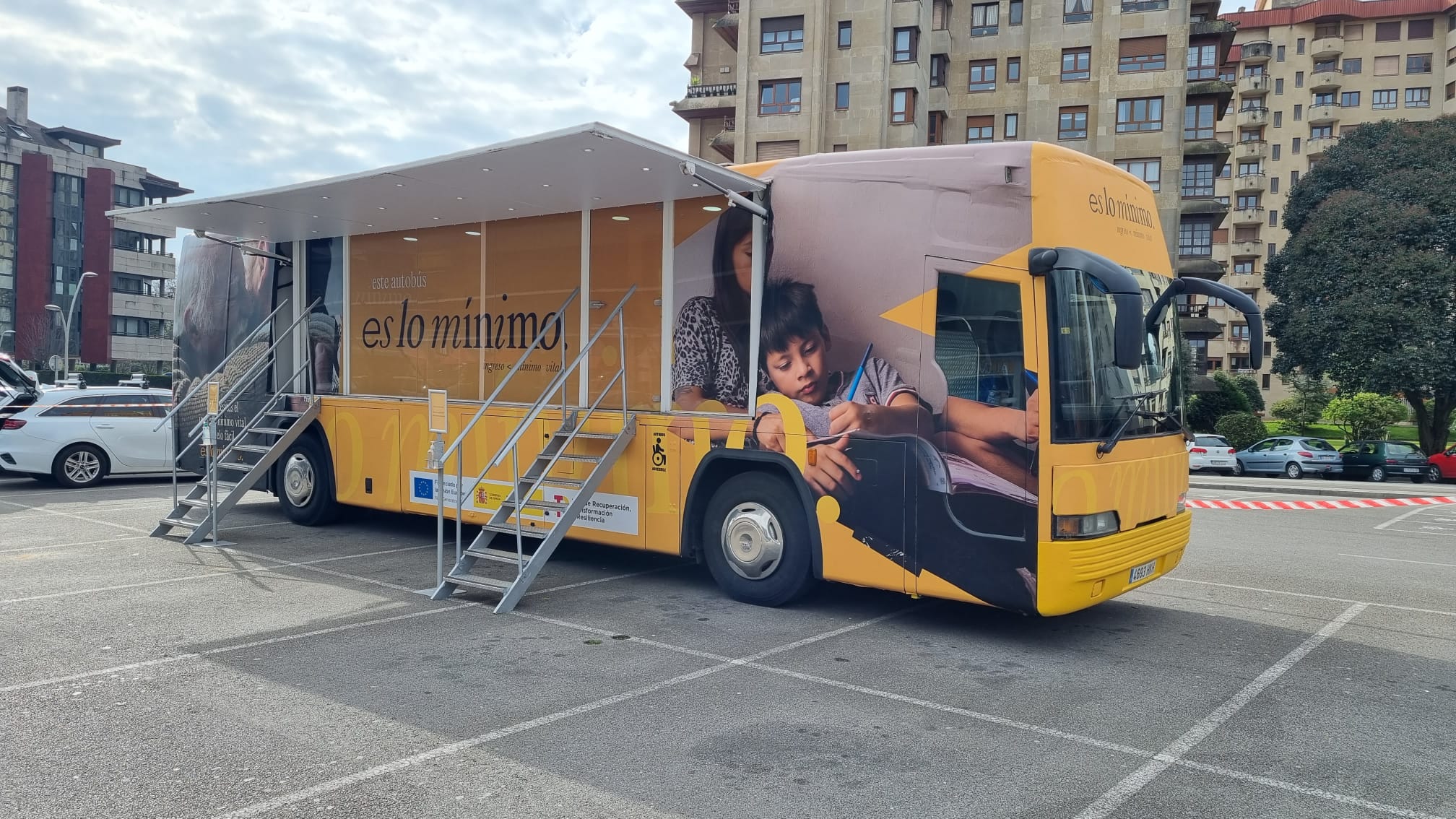 Imagen del autobús en su parada en Gijón