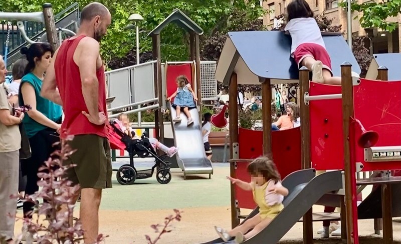 Niños jugando en un parque infantil