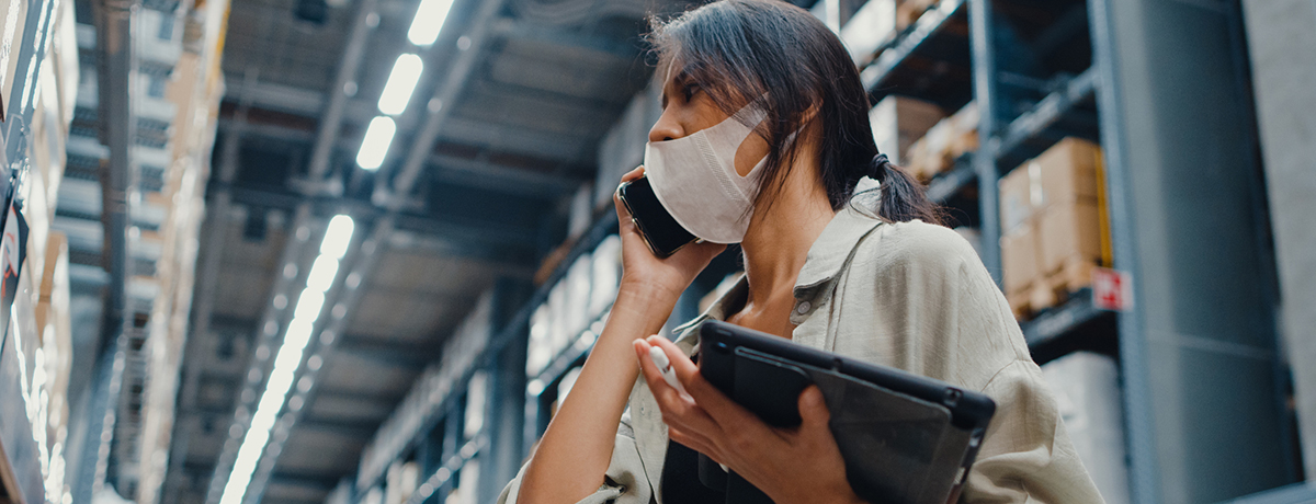 Trabajadora con mascarilla