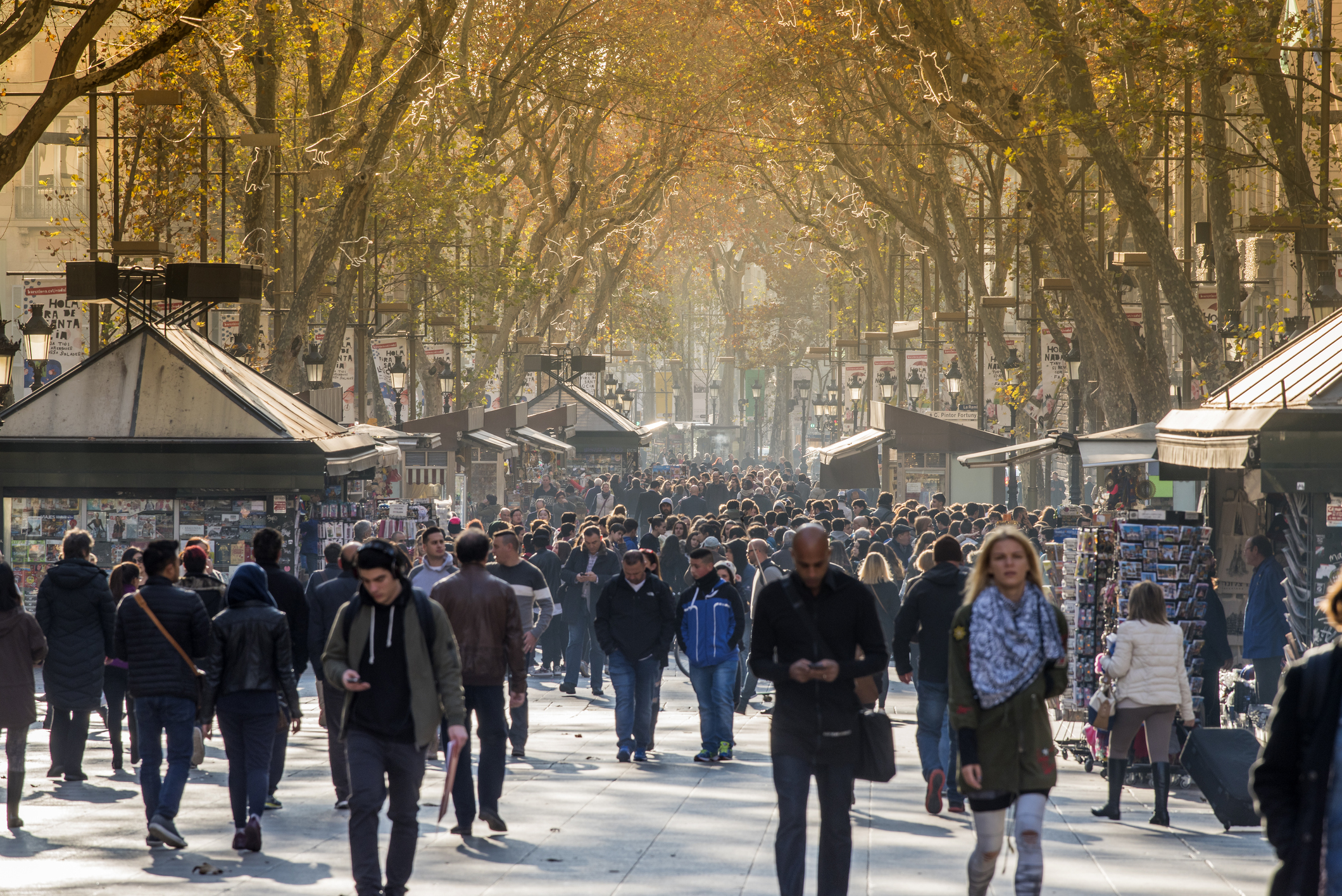 Gente por las calles de Barcelona