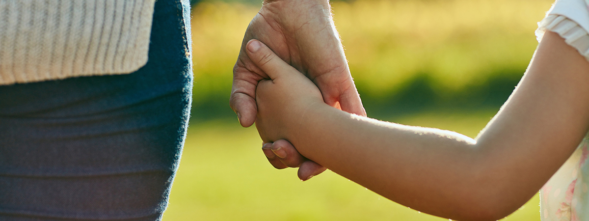 Madre e hija de la mano