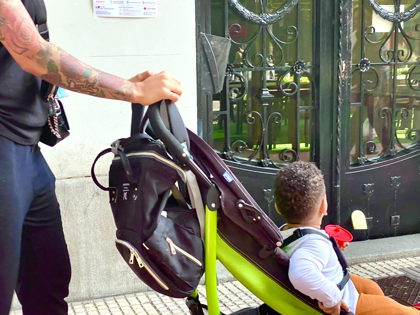 Mano de niño entrelazada con mano de adulto