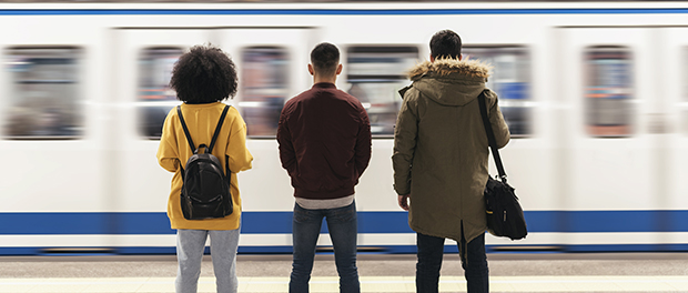 Gente esperando el metro