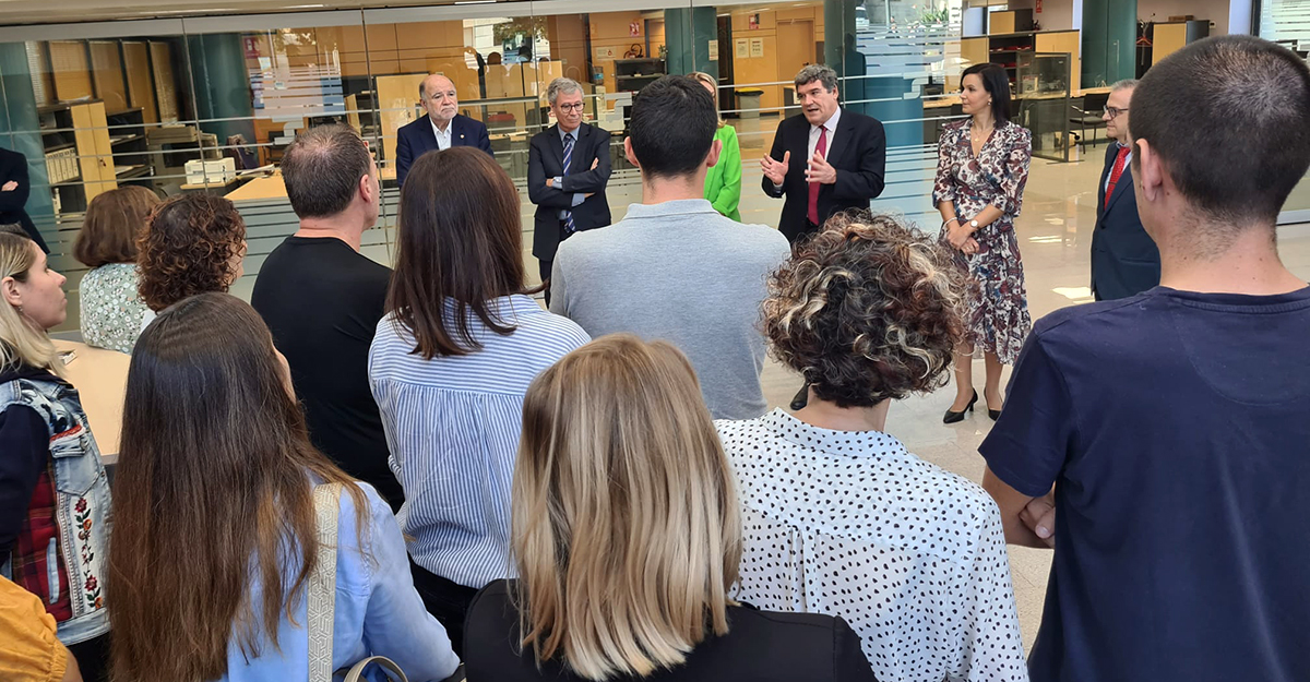 El ministro Escrivá charla con los trabajadores de la Seguridad Social de Tarragona