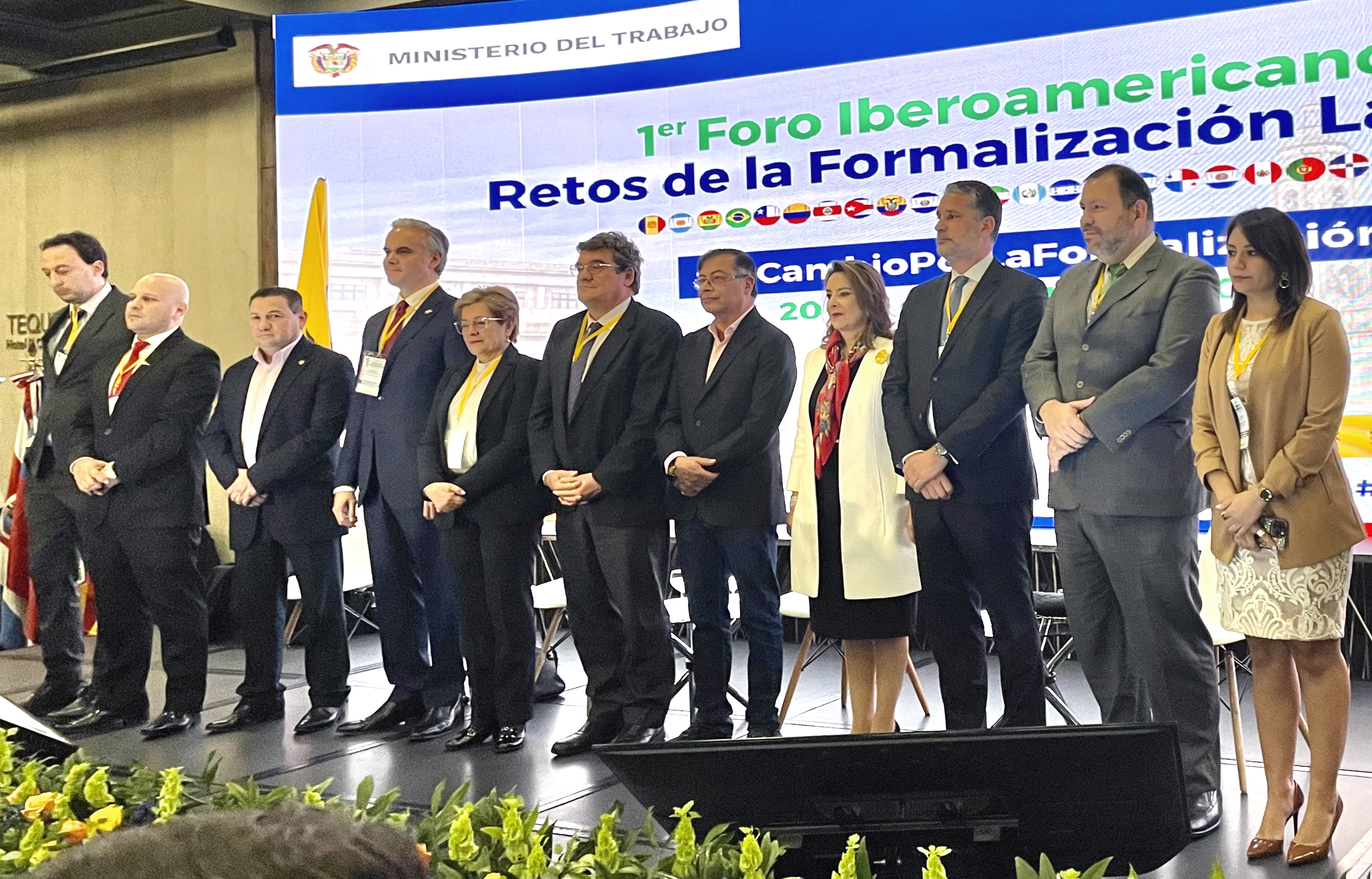 Foto de familia del ministro con algunos de los participantes