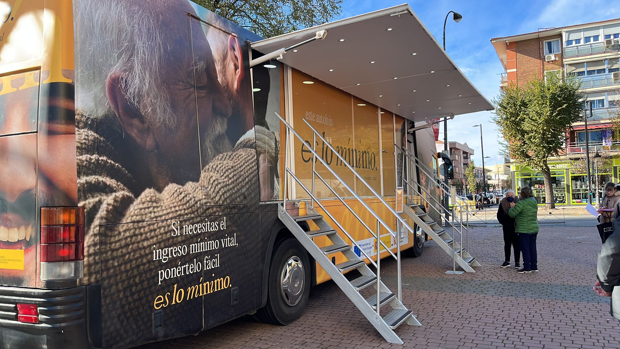 Imagen del autobús del IMV durante su parada en Getafe