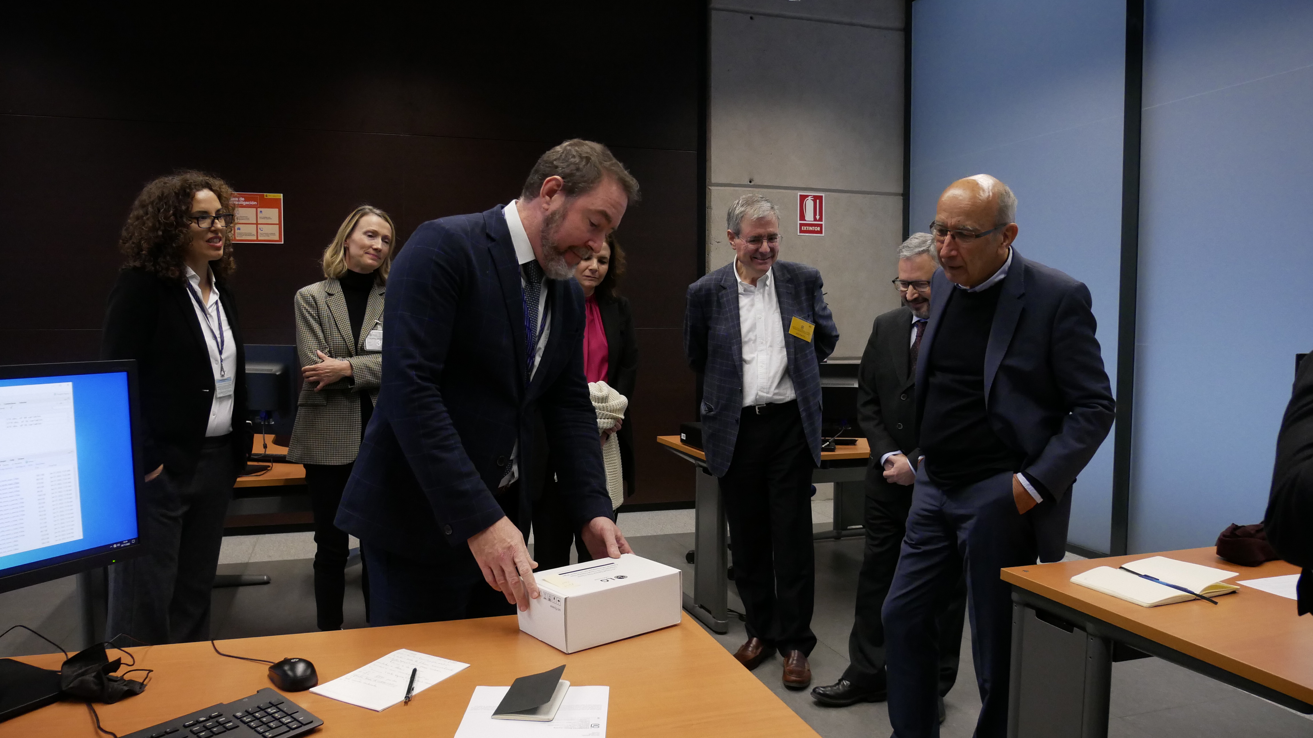 Luis Díez, de la Oficina del dato durante la entrega del equipo a Claudia Hupkau