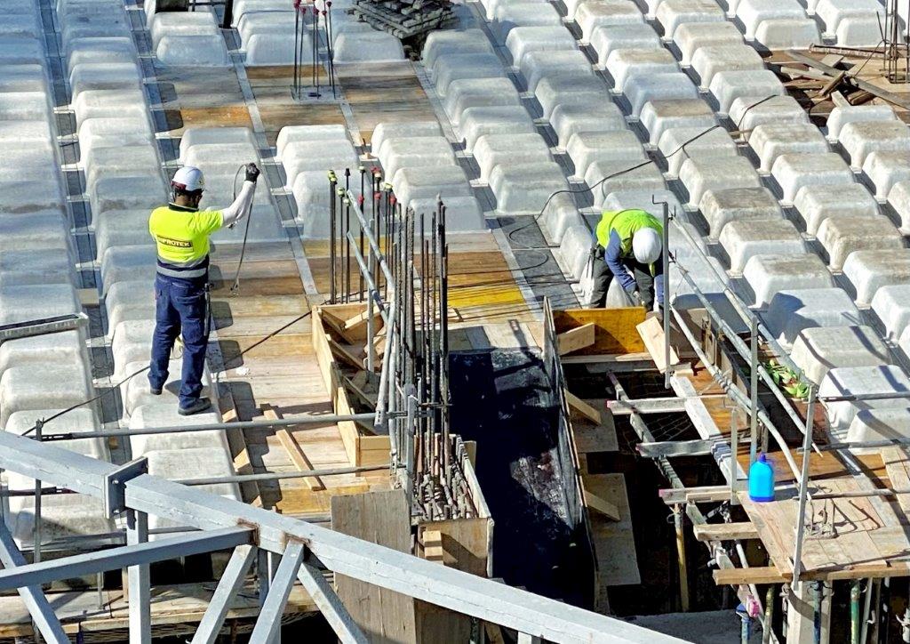 Obreros trabajando en la construcción de un edificio