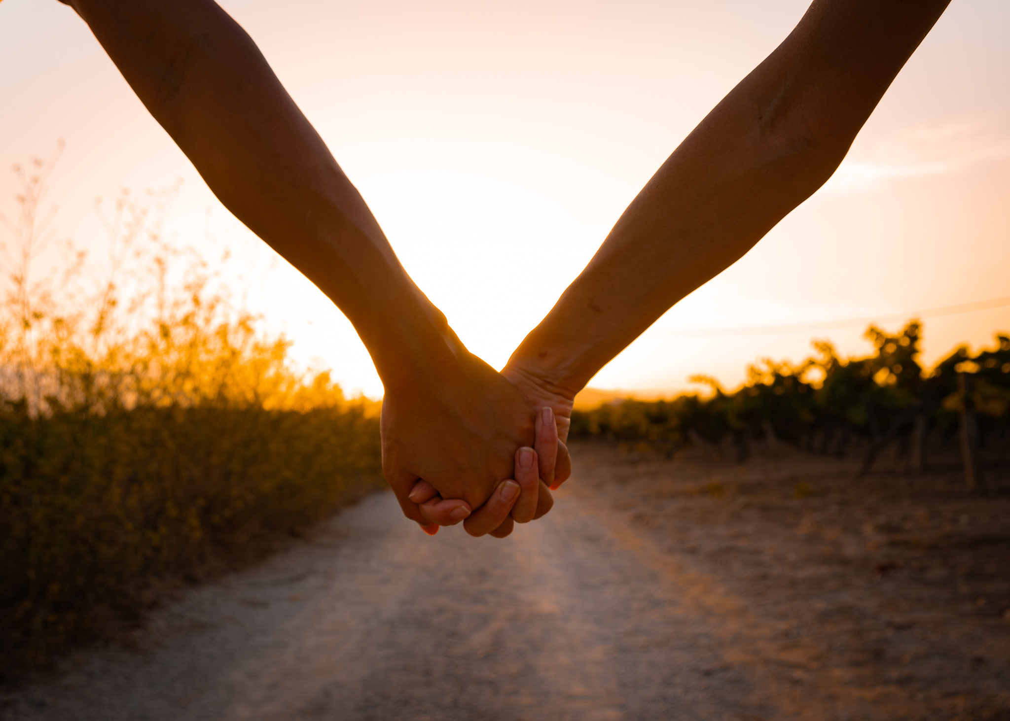 Caminando juntos de la mano