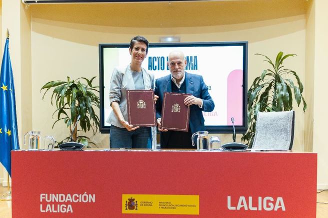 Elma Saiz y Javier Tebas durante la firma del Convenio