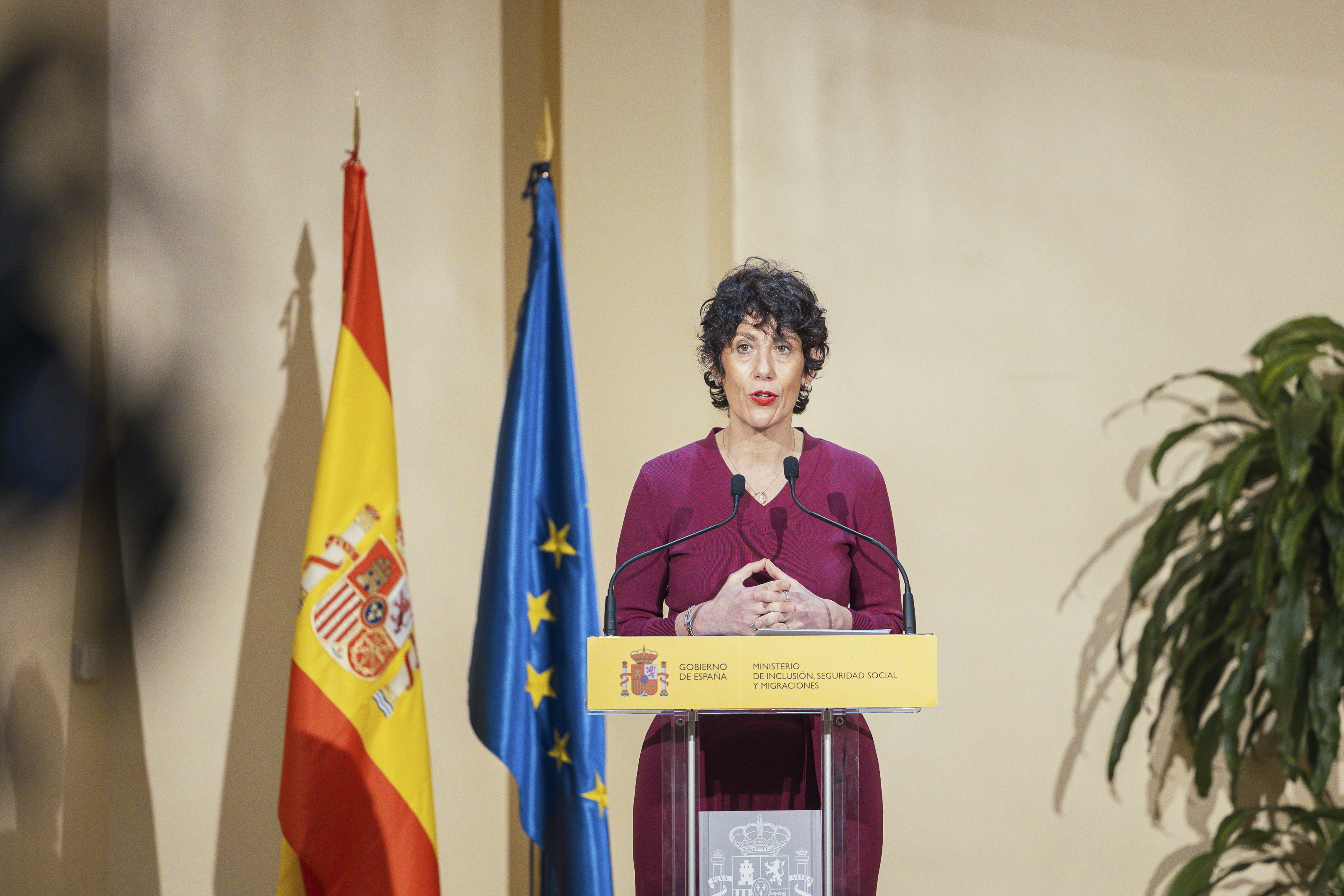 La ministra Elma Saiz durante la presentación del Informe