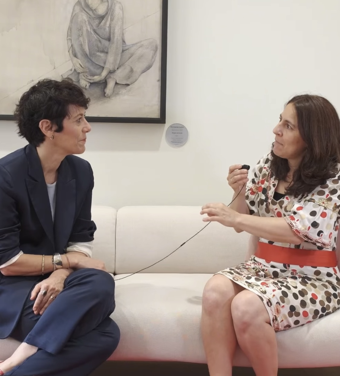La ministra Elma Saiz con la científica Cristina Aragón