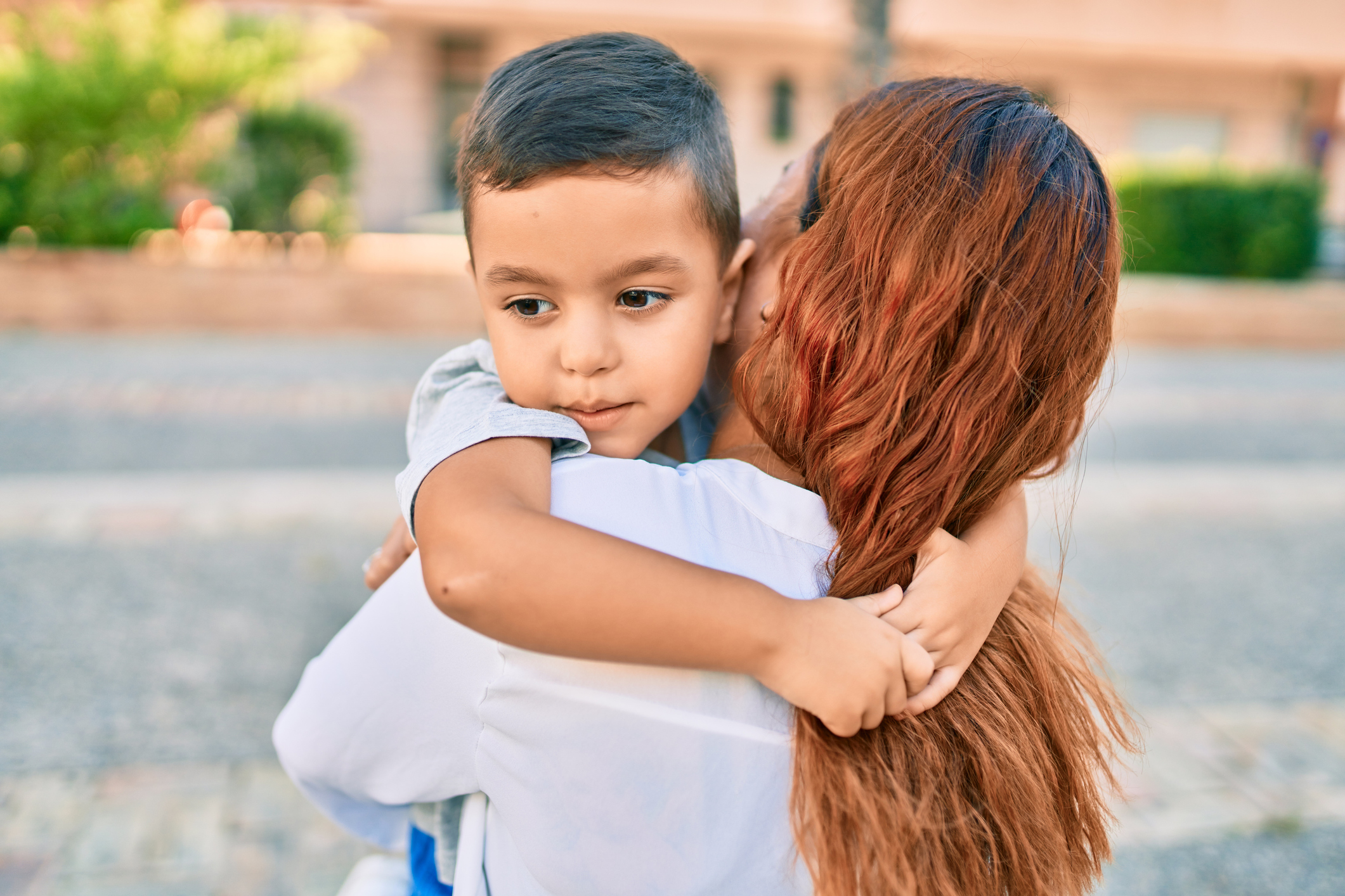 Madre con su hijo en brazos