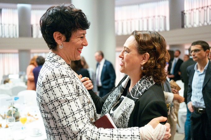 La ministra Elma Saiz saludando a Magdalena Valerio.